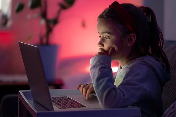 Studiu: Copiii petrec 7,5 ore zilnic în fața ecranelor
