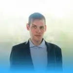 Tiberiu Radu, trainer AI Automation la NewTech Academy, în sacou închis și cămașă albastră